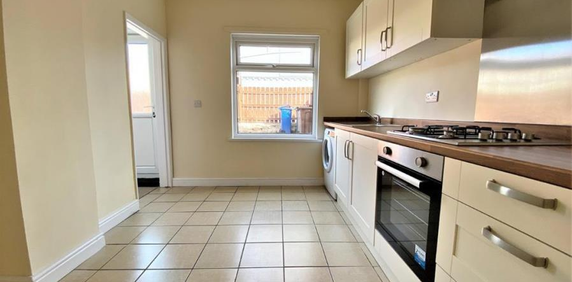 High Street - Photo 2