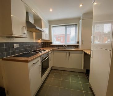 1 bedroom Flat To Let - Photo 2