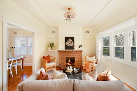 Modern comfort with period features in a sought after Hamilton South location - Photo 2