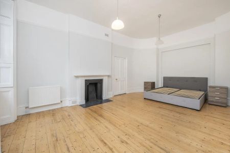 2 bedroom flat in London - Photo 5