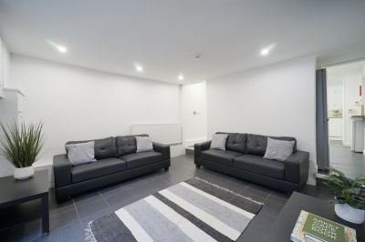 6 bedroom House in Burchett Place, Leeds - Photo 4