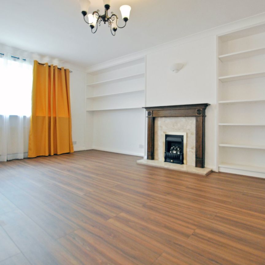 Westmere Drive, London - Photo 1