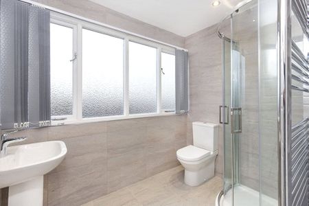 A stunning top floor apartment in this handsome bay fronted period townhouse, a short distance from the city centre. - Photo 4