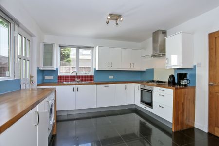 4 bedroom detached house to rent - Photo 4