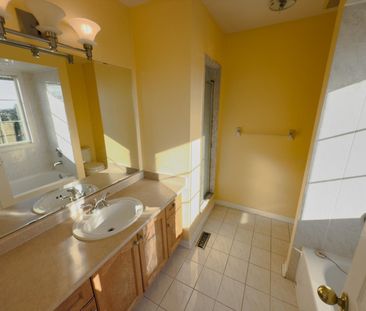 For Lease - 395 Flagstone Way, Newmarket, Ontario - Photo 4