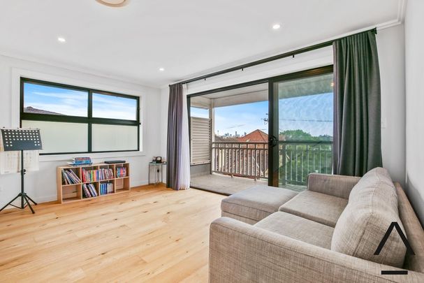 Luxuriously Designed, Near New, Stylish And Sun Kissed Executive Style Five Bedroom Family Oasis In A Blue Ribbon - Photo 1