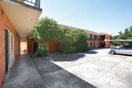 WELL POSITIONED GROUND FLOOR 1 BEDROOM APARTMENT - Photo 2