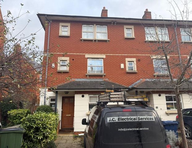 4 bedroom end of terrace house to rent - Photo 1