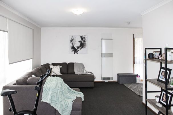 THREE BEDROOMS IN FANTASTIC LOCATION - Photo 1