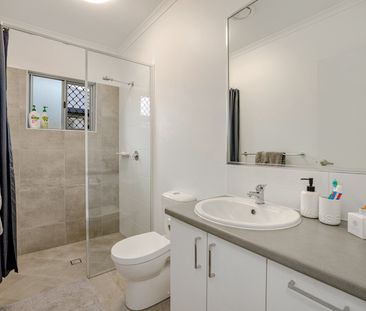 SPACIOUS FAMILY HOME IN SOUGHT AFTER EDMONTON! - Photo 3