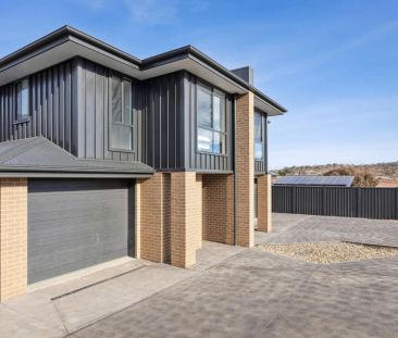 Spacious 5-Bedroom Furnished Home in the Heart of Jindabyne - Photo 3