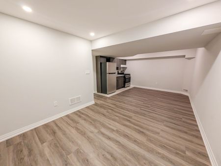 3 Bedroom Townhouse in Niagara Falls! - Photo 3