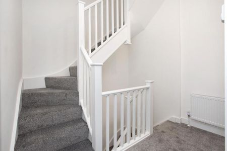 4 bedroom semi-detached house to rent - Photo 5