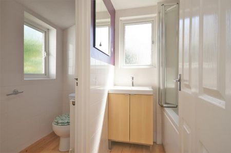 2 bedroom end of terrace house to rent - Photo 3