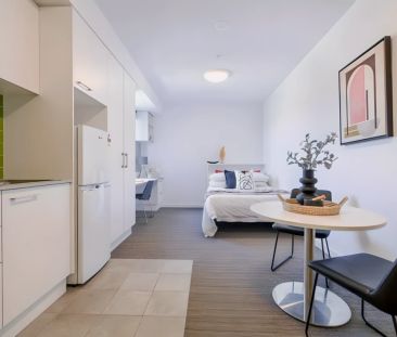 Premier Large Studio with Double Bed(Mid floor Level 6-15) - Photo 1