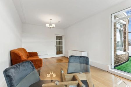 2 bedroom flat in London - Photo 2