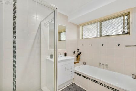 WELL PRESENTED DUPLEX IN QUIET STREET!!! - Photo 4