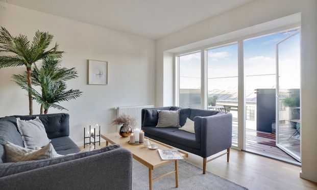 Skøn 2-værelses lejlighed med stor altan i et moderne byggeri - Foto 1