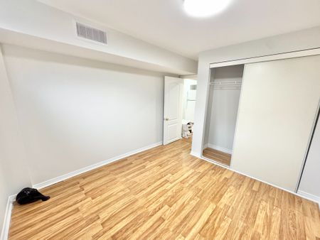 For Lease - 33 Forestside Court, Richmond Hill, Ontario - Photo 2