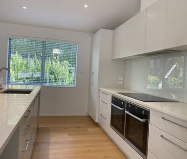 Modern Family Home - Photo 2