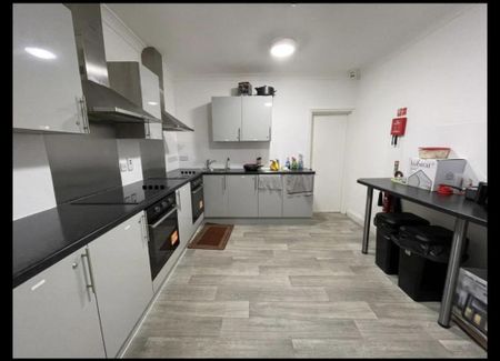 1 bedroom in a house share to rent - Photo 2