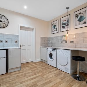 The 'It's Bigger On The Inside' Property Studio 1 - Photo 2