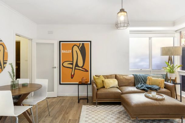 Spacious, Stylish & Superbly Located Ground-Floor Apartment - FURNISHED - Photo 1