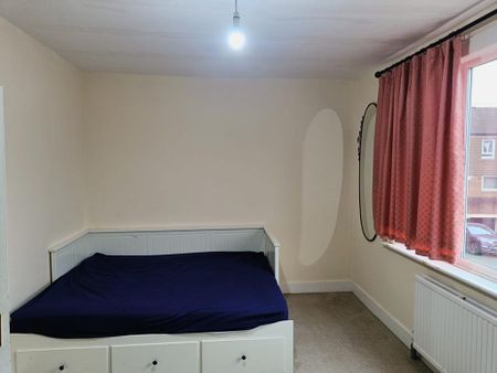 4 bedroom terraced house to rent - Photo 4