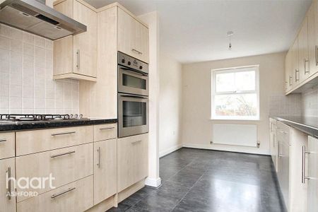 3 bedroom semi-detached house to rent - Photo 3