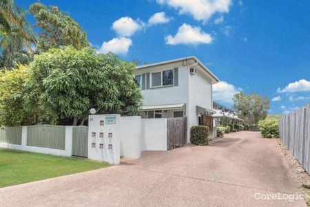 Charming Townhouse Oasis in Railway Estate - Photo 4