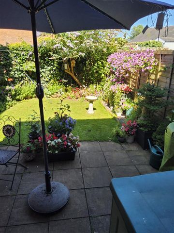 2 Bed House - Terraced - Photo 2