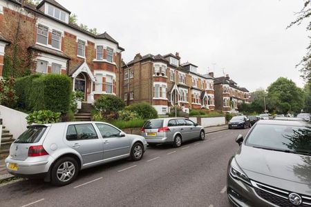 2 bedroom with balcony in a prime street in Crouch end - Photo 2