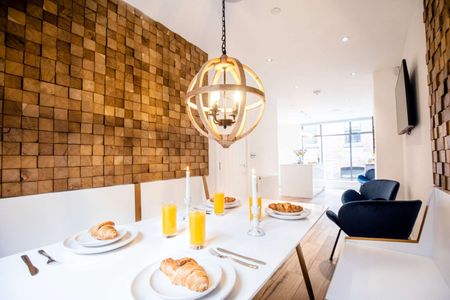 Five storey, Three Bedroom, Modern Townhouse in the heart of Manchester City Centre with Two Terraces! - Photo 3
