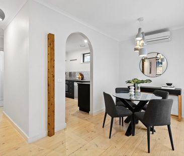 Stylish 2 Bedroom Unit with Huge Private Garden - Photo 2