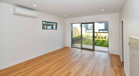 Modern 2 Level 3 Bedroom - Photo 2