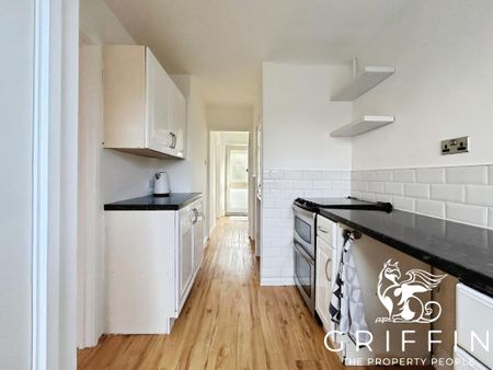 West Thorpe, Basildon, Essex, SS14 - Photo 4