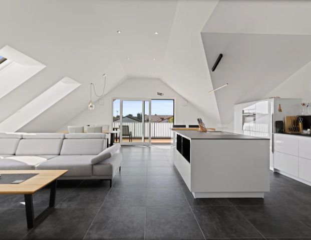 Traumhafte Dachgeschosswohnung IN-Nord - neuwertig & hochwertig ausgestattet - inkl. Einbauküche! - Foto 1