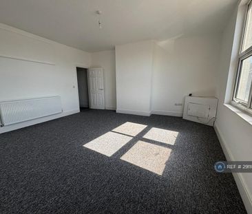 3 bedroom flat to rent - Photo 2