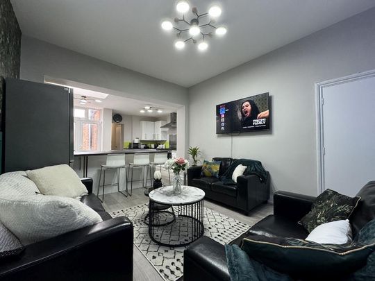 8 bedroom house to rent - Photo 1