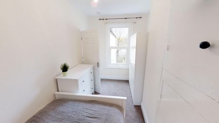 Double Room- BEDMINSTER - Photo 5