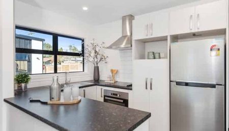 Modern Two-Bedroom Unit – Secure Living in a Handy Location - Close to the Hospital - Photo 2