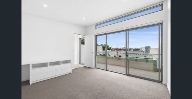 Stylish 3-Bedroom Townhouse Offering Urban Lifestyle, Quality & Prestige - Photo 1