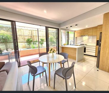 Contemporary Living in Tranquil Complex | Airconditioning + Courtyard - Photo 3