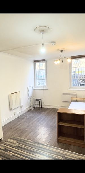 Studio Flat, Benwell Road, N7 - Photo 1