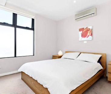 Luxury Apartment with Resort-Style Amenities in Prime City Location - Photo 4