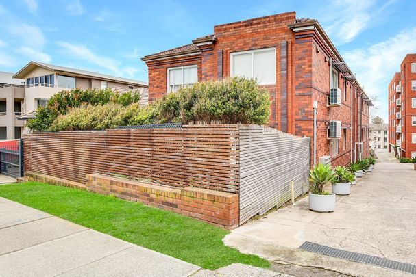 Well-appointed apartment with fantastic spacious courtyard - Photo 1