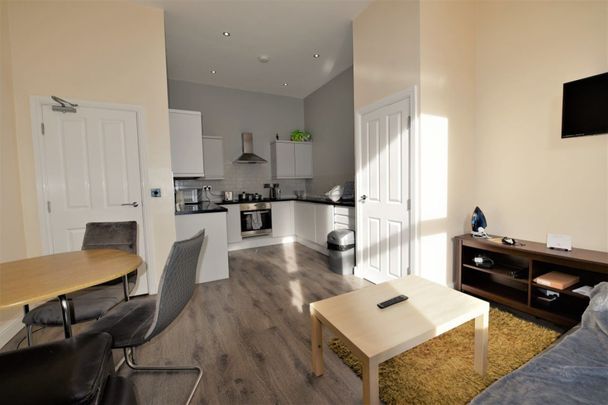 2 bedroom Flat in Aire Street, Leeds - Photo 1