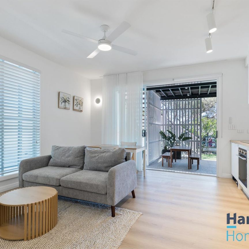 Contact Agent for Inspection: Move right into this modern 1-Bedroom Fully Furnished Flat with Private Outdoor Space. - Photo 1