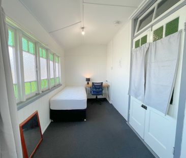 Furnished Room in Prime Red Hill Location - Photo 2