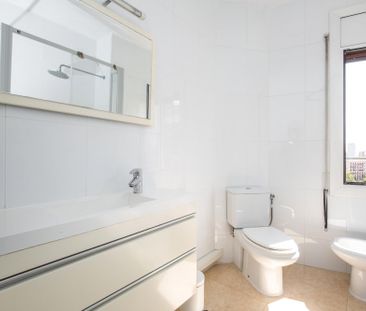 Room with single bed in Calle Valencia - Photo 4